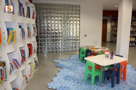 Àllai. Sa biblioteca comunali no aberit martis de coa